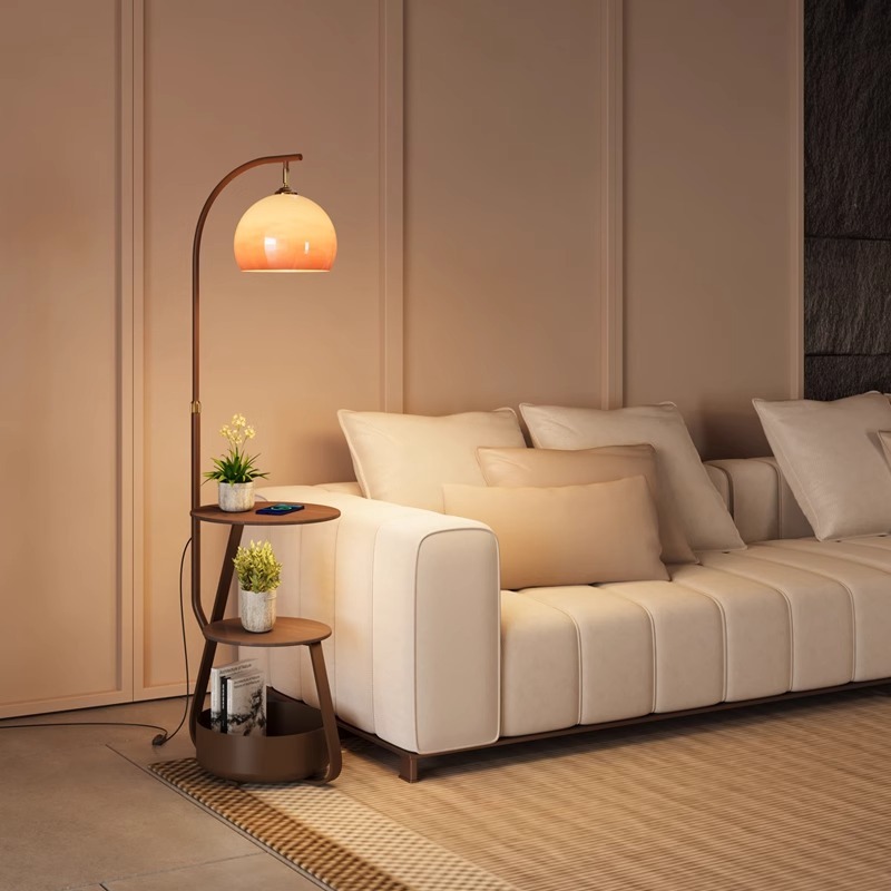 Stehlampe, antiker Nachttisch  – Tables Bewertung und Preis